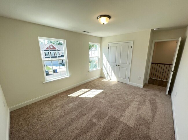 Building Photo - LIKE NEW 4 Bedroom Home w/ Ground Floor Be...