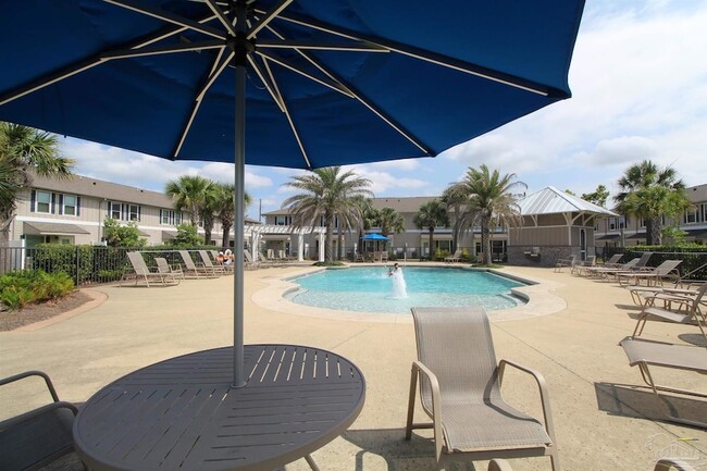 Building Photo - 310 S F St