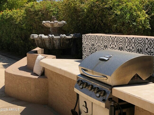 Building Photo - 8397 E Thoroughbred Trail