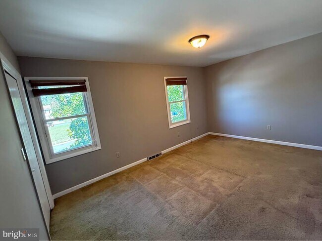 Building Photo - 1145 Pheasant Dr N