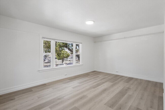 Building Photo - 2255 Lincoln Ave