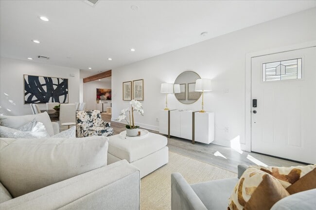 Building Photo - 515 E 9th St