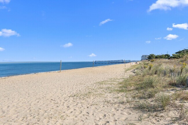 Building Photo - 1200 Little Bay Ave