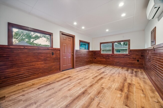 Building Photo - 9813 Pine Lake Dr