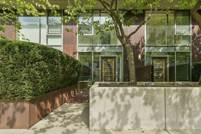 Building Photo - 2 Earhart St