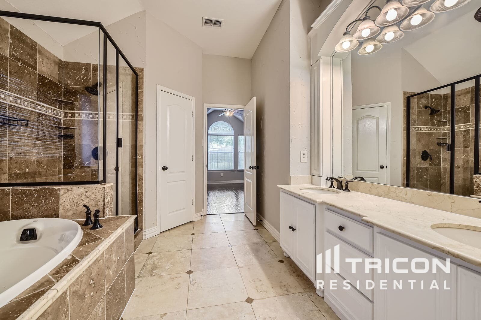 Building Photo - 2208 Knob Hill Dr