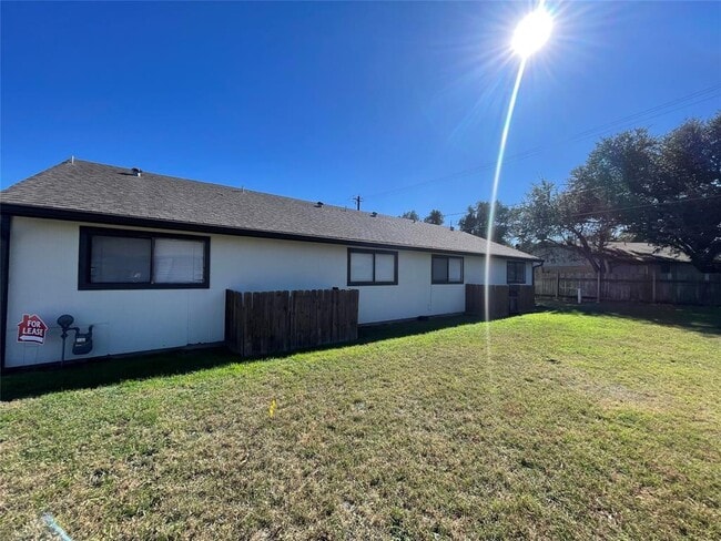 Building Photo - 2609 Ektom Dr