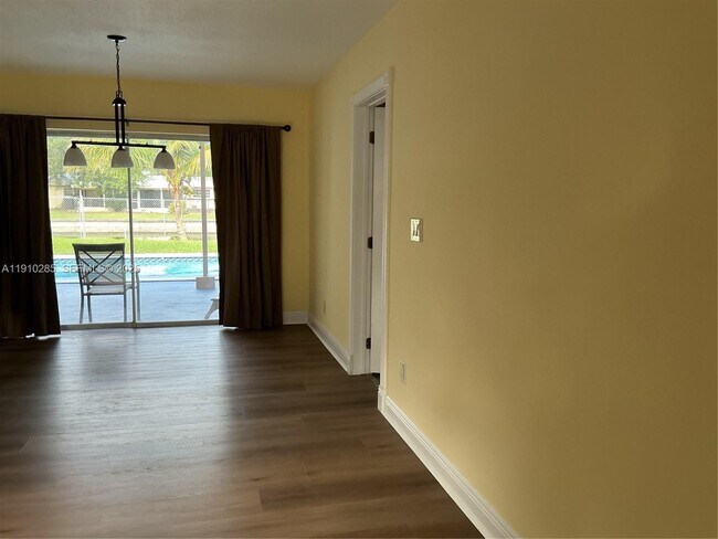 Building Photo - 1000 Renmar Dr