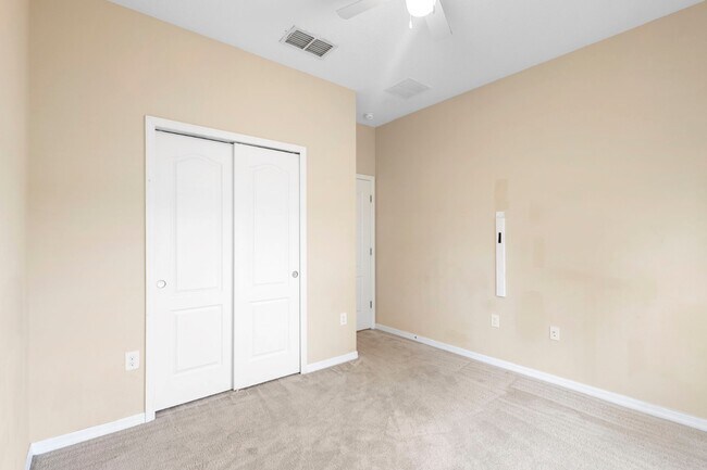 Building Photo - 215 Lakeshore Dr