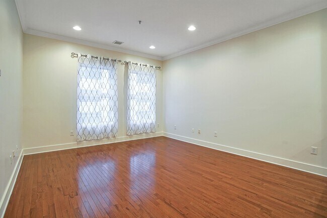 Building Photo - 61 Grand St