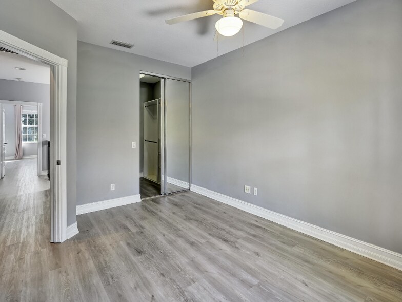 Building Photo - 5609 Cove Cir