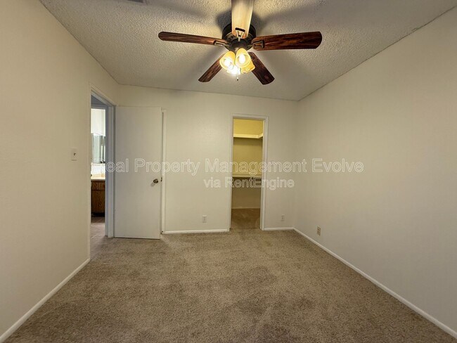 Building Photo - 502 W Yukon Dr