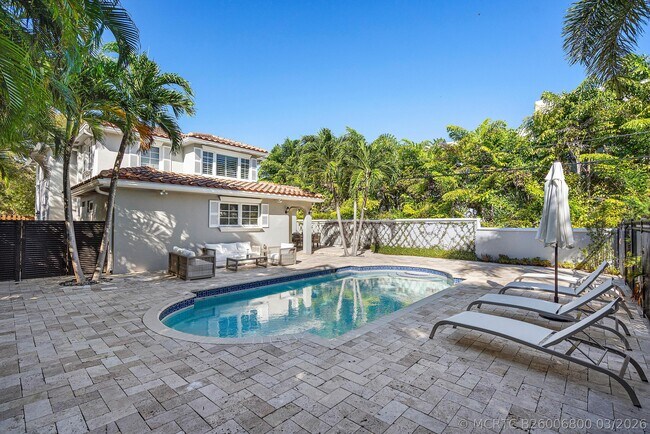 Building Photo - 820 Palm Trail