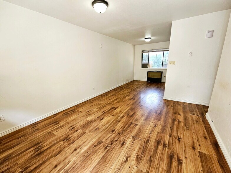 Primary Photo - 3255 Mesa Ave
