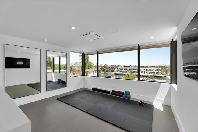 Building Photo - 1730 SE 13th St