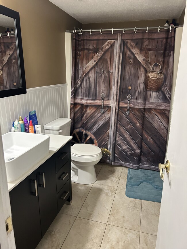 Master bathroom - 3048 Camelot Dr