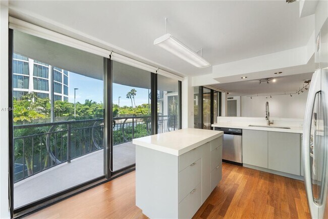 Building Photo - 2843 S Bayshore Dr