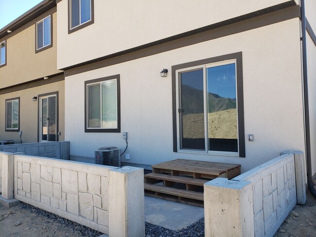 Building Photo - Spacious Spanish Fork Townhome