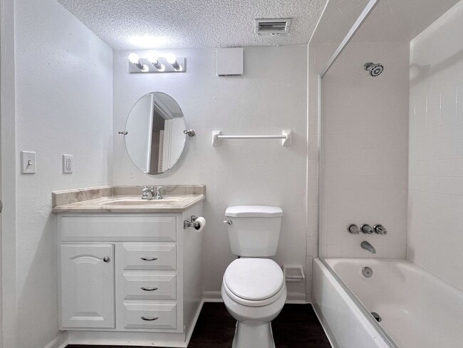 Building Photo - Two-Bedroom Condo in Winter Haven