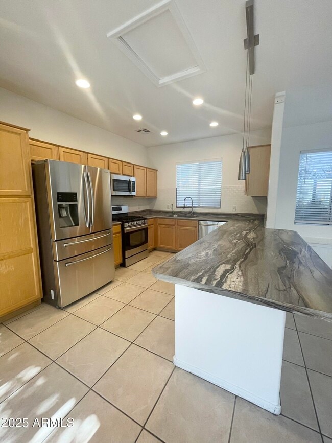 Building Photo - 646 E El Monte Pl
