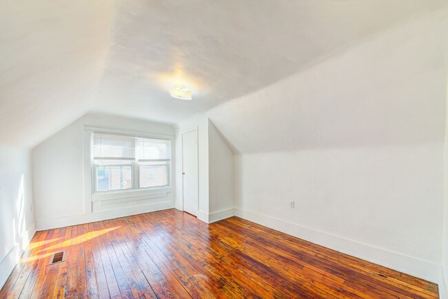 Building Photo - 86 Estella Ave