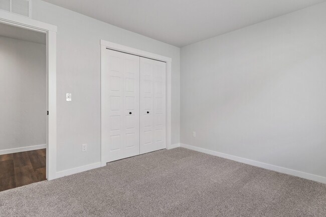 Building Photo - 3117 S Old Farm Ave