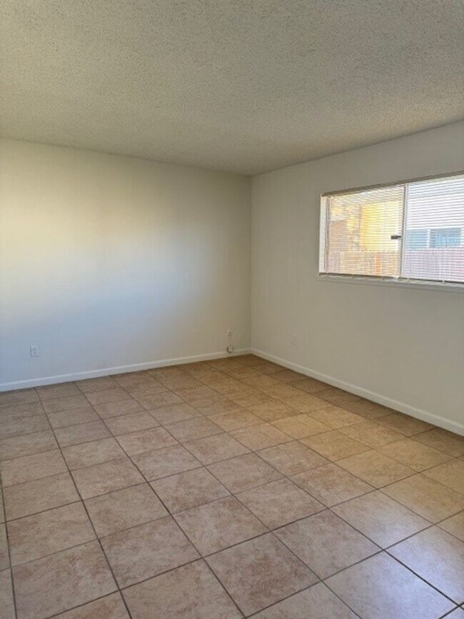 Building Photo - Sampson Ct #B