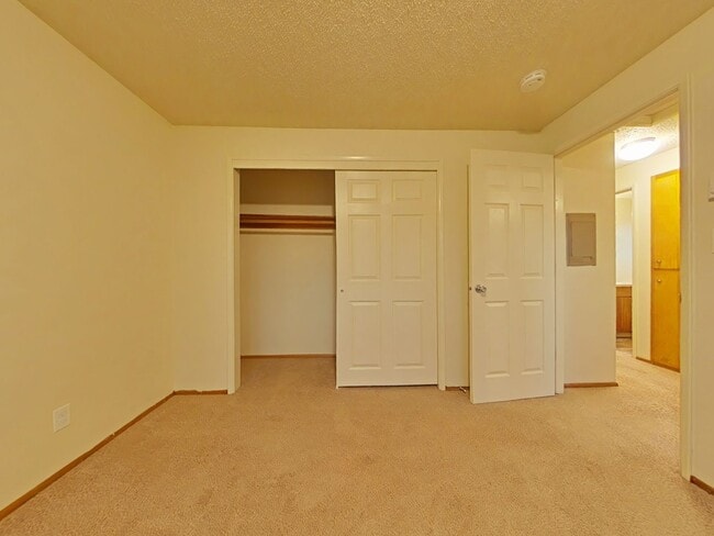 Building Photo - 2 Bedroom Apartment ~ Close to Campus ~ Ca...
