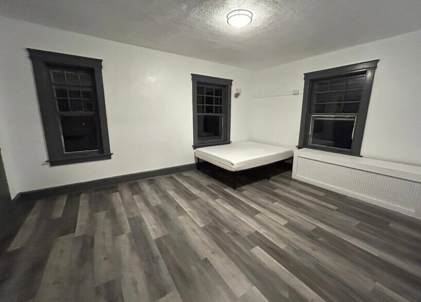 Building Photo - 142 Oak St