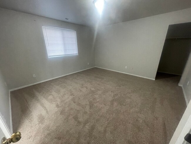 Building Photo - Move in special- 2 Weeks Free!