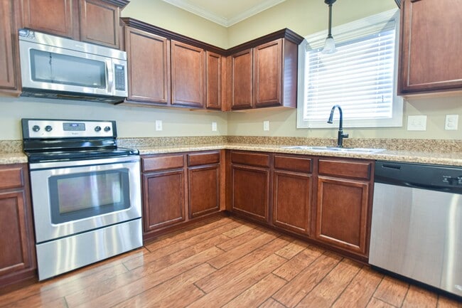 Building Photo - Pet Friendly Three Bedroom!