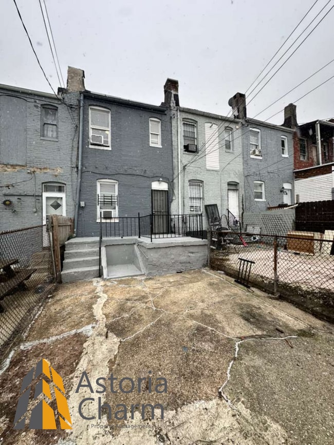 Building Photo - Flexible 4 Bedroom Layout with Fenced Backyard