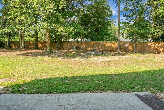 Building Photo - Spacious 2 Story, 4 BR, 2.5 BA, 2 Car Gara...