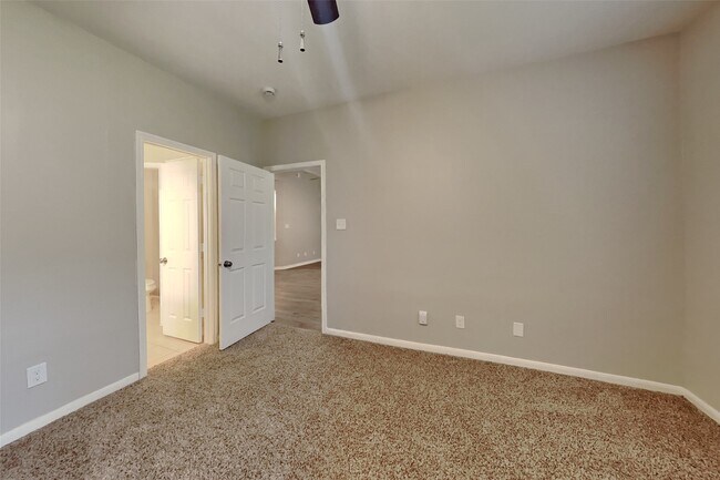 Building Photo - 2015 Creston Dr