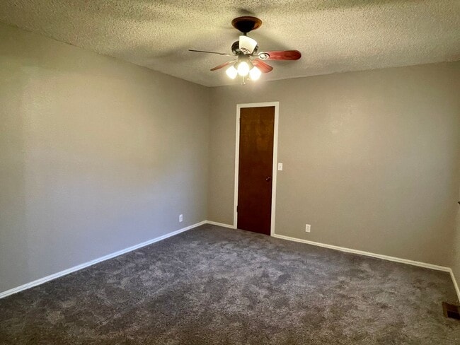 Building Photo - Large 2 Bed 2 Bath Duplex In NW OKC