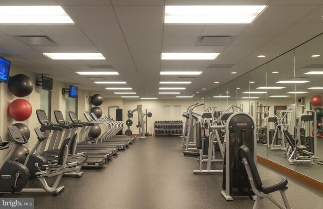 Building Photo - 205 Yoakum Pkwy