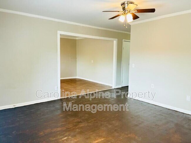 Building Photo - 1320 Kenly St