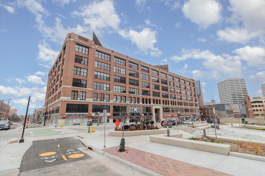 Building Photo - 500 Robert St N