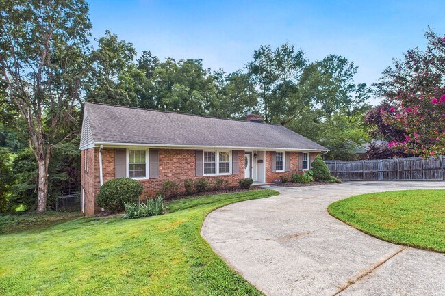 Building Photo - Large Home in Guilford Hills, Hardwood Flo...