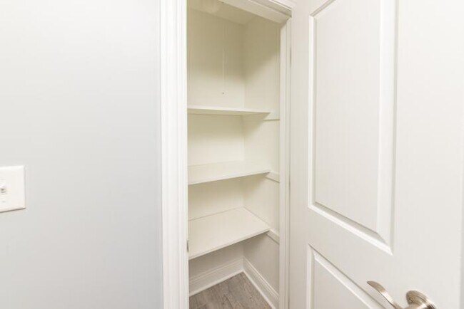 Building Photo - 4 bedroom in Lansing IL 60438