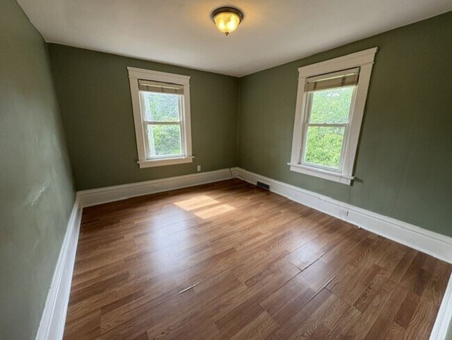 Building Photo - Charming Akron Upstairs Rental with Spacious Rooms and Included Appliances