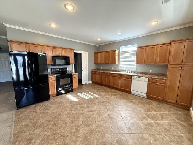 Building Photo - 98 Melrose Dr