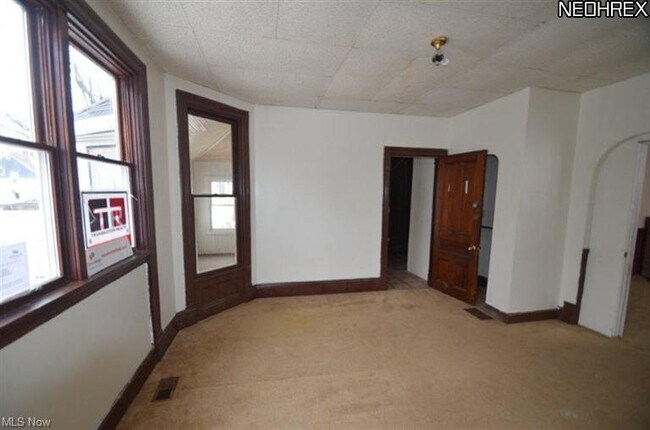 lvg rm - 1335 W 3rd St