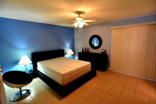 Building Photo - 2201 Fountain View Dr