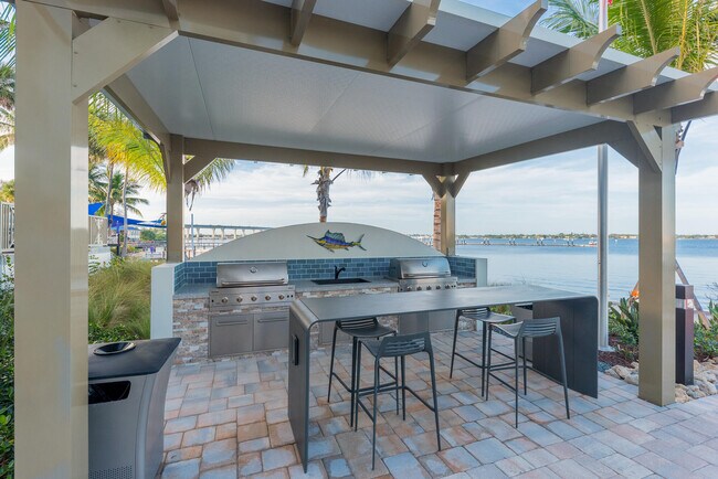 Building Photo - 41 SW Seminole St