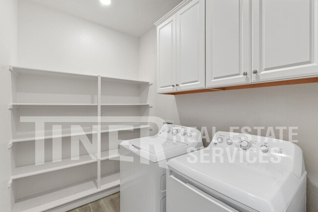 Building Photo - 1580 Parkside Way