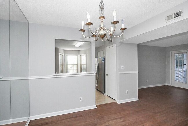 Building Photo - Updated First Floor 2BD/2BA Condo in Forest Ridge!