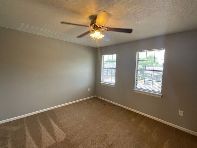 Building Photo - 3929 Miramar Ct