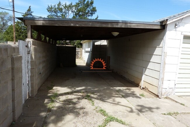 Building Photo - Spacious 3 bedrooms 1.5 baths home with 1 ...