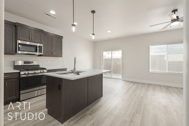 Building Photo - New Canyon Crest 3 Bedroom, 2.5 Bathroom T...